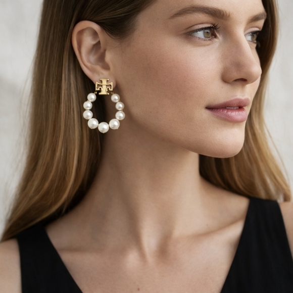 Tory Burch Pearl Necklace with Gold Details - Picture 5 of 5